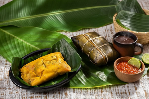 Delicioso tamal tolimense cocido en leña